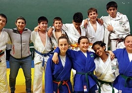 Así de contentos posaban los judokas zarauztarras tras su buena actuación en Legazpi.