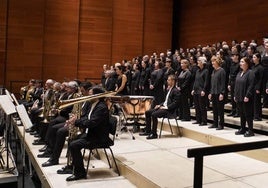 El coro, en el escenario del Kursaal durante la actuación junto a integrantes del Coro Easo y la Euskadiko Orkestra