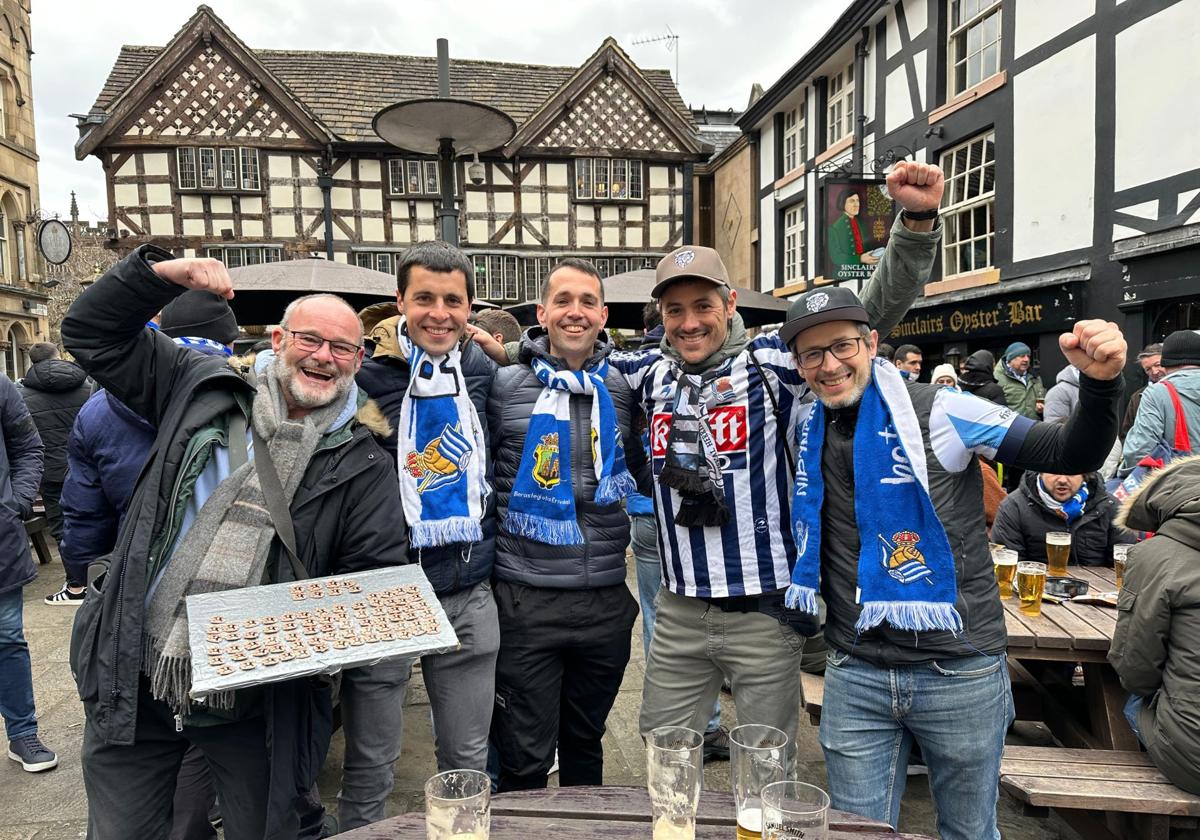 La afición realzale toma Shambles Square: cánticos, cerveza y bufandas al aire