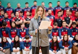 Andrea Lusarreta en el Labrit durante su comparecencia con los pelotaris navarros a su espalda.