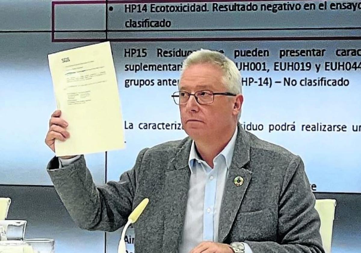 Asensio muestra los resultados de unas analíticas que apuntaban que los residuos enviados a Navarra no son tóxicos.