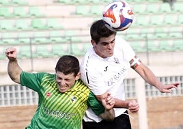 Kepa Aizpurua remata de cabeza frente al Beti Gazte.