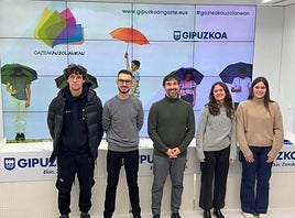 Azken edizioan hautatutako proiektuen arduranak, Isaac Palencia Gaztedia zuzendariarekin.