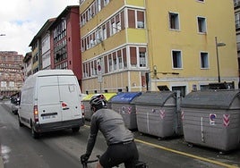 Contenedores metálicos instalados en Arbolapeta junto a edificios con estructura de madera.