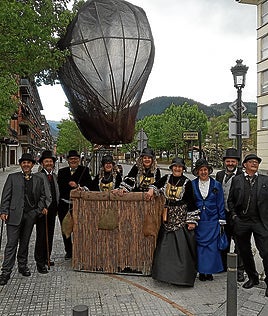 Varios lazkaotarras disfrutan del Día de los Disfraces acompañados por una elaborada carroza.