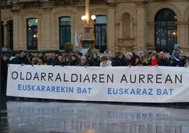 Concentración frente al ayuntamiento de San Sebastián en favor del euskera.