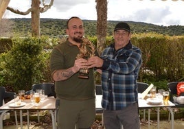 Victoria. Urko Irisarri (de verde, sosteniendo el trofeo), fue el vencedor de la prueba disputada este año en Zambrana