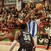 Xavier Johnson, a punto de hacer una bandeja con la mano izquierda.