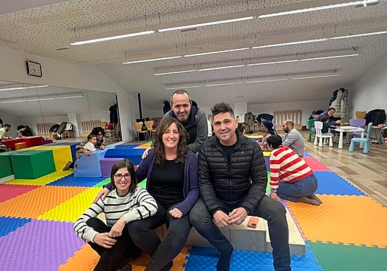 Las componentes de Lepaka Ainhoa Aguado y Leire Lanberri, el técnico, Aitor Lizarazu, y el alcalde, Mikel Serrano, en el Txiki-Txoko.