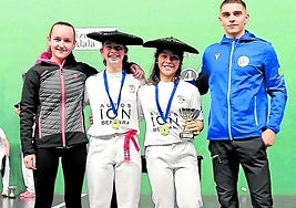 Nora y Lur posan con trofeos y txapelas en el entrega de premios.