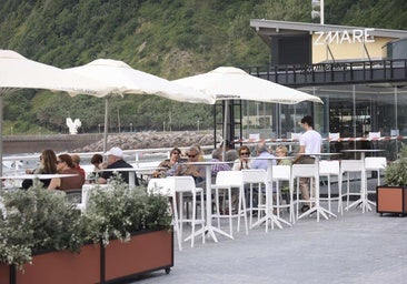Terraza del Zmare en el paseo de Zurriola de San Sebastián.