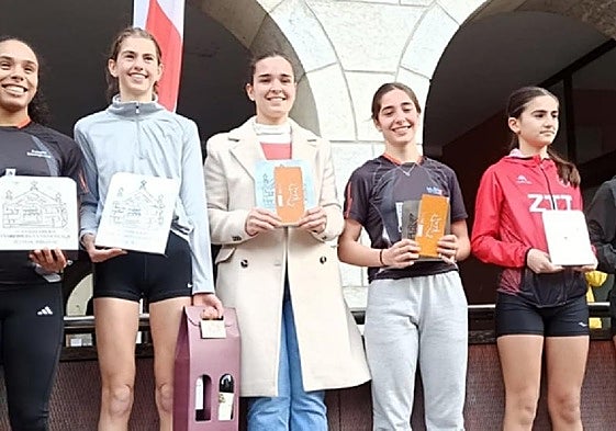 Zestoako herri lasterketako proba luzean eta motzean azkarrenak izan diren parte-hartzaileak.