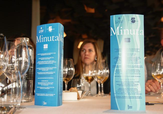 La gastronomía coruñesa tuvo como tarjeta de presentación un menú compuesto por aperitivo, cuatro pases y dos postres.
