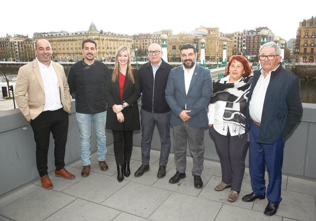 Organizadores del evento, con Isabel Cortadi y Xosé Regueira en el centro de la imagen; el cocinero André Arzúa (segundo por la izquierda) y varios productores posan en la terraza de Muka tras el evento.