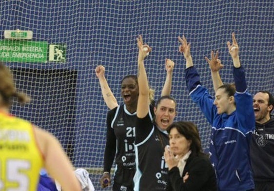 Pendande, Lara González y Eraunzetamurgil celebran una canasta en el encuentro ante el Girona.