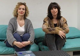 Janire Basuto y Leire Goenaga en la comparerencia llevada a cabo ayer en el Gazteleku.