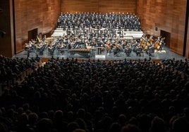 El auditorio del Centro Kursaal se llenó para escuchar a la Euskadiko Orkestra, el Coro Ciudadano y los componentes del Coro Easo.