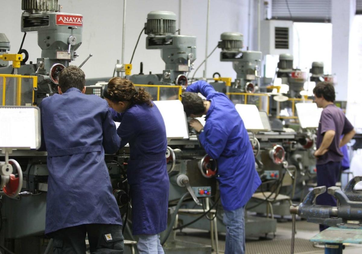Eibar impulsará un nuevo programa de formación y empleo en el ámbito industrial