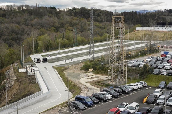 El parking provisional se ha construido en un terreno adyacente al actual aparcamiento en superficie del Hospital Donostia.