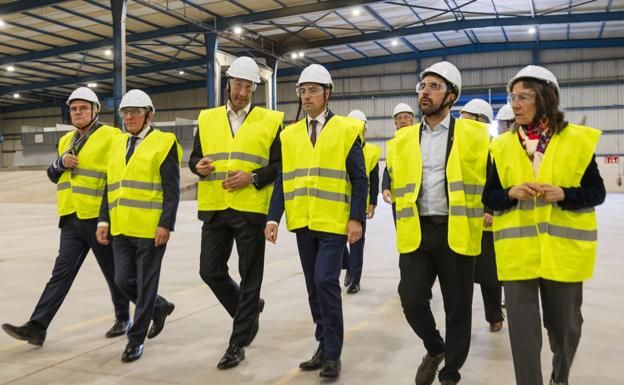 El lehendakari, Imanol Pradales, y otras autoridades, durante su visita a la primera planta estatal de producción de asfalto sostenible en Murga, Álava.