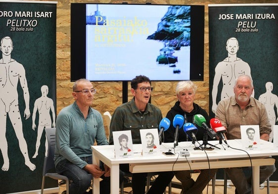 Familiares de los asesinados en la emboscada de Pasaia este miércoles.