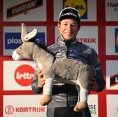 Jasper Philipsen, en el podio como ganador de la Kuurne-Bruselas-Kuurne de esta temporada.