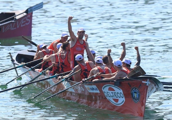 Zumaia celebra su triunfo el pasado año en aguas de Hondarribia.