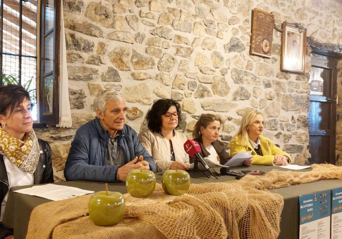 Antzerkialdiko oihala hirugarrenez igoko dute Aiztondo bailarako herrietan