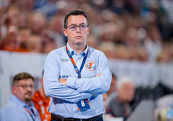 Jacobo Cuétara, rostro serio, siguiendo las evoluciones de sus jugadores.