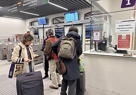 Usuarios de tren esta mañana en la estación del Norte en San Sebastián.