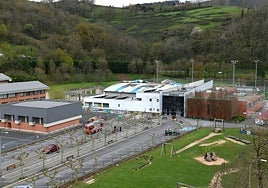 Vista de la cubierta dañada y de las instalaciones del perímetro afectadas por el cierre.