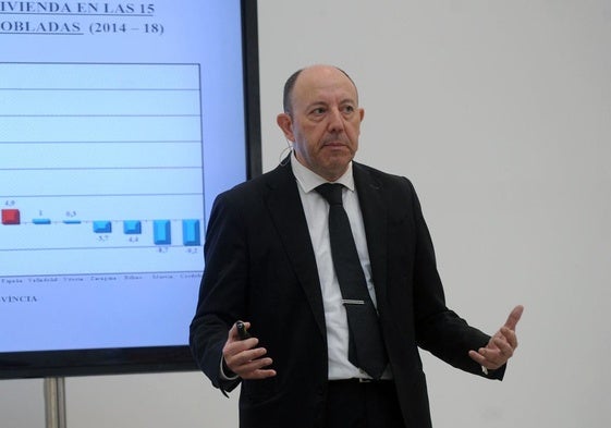 El economista Gonzalo Bernardos durante una conferencia.