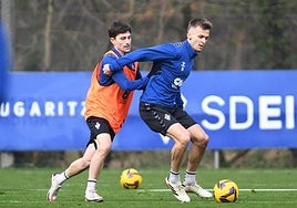 Arnau Comas protege el balón presionado por Toni Villa.
