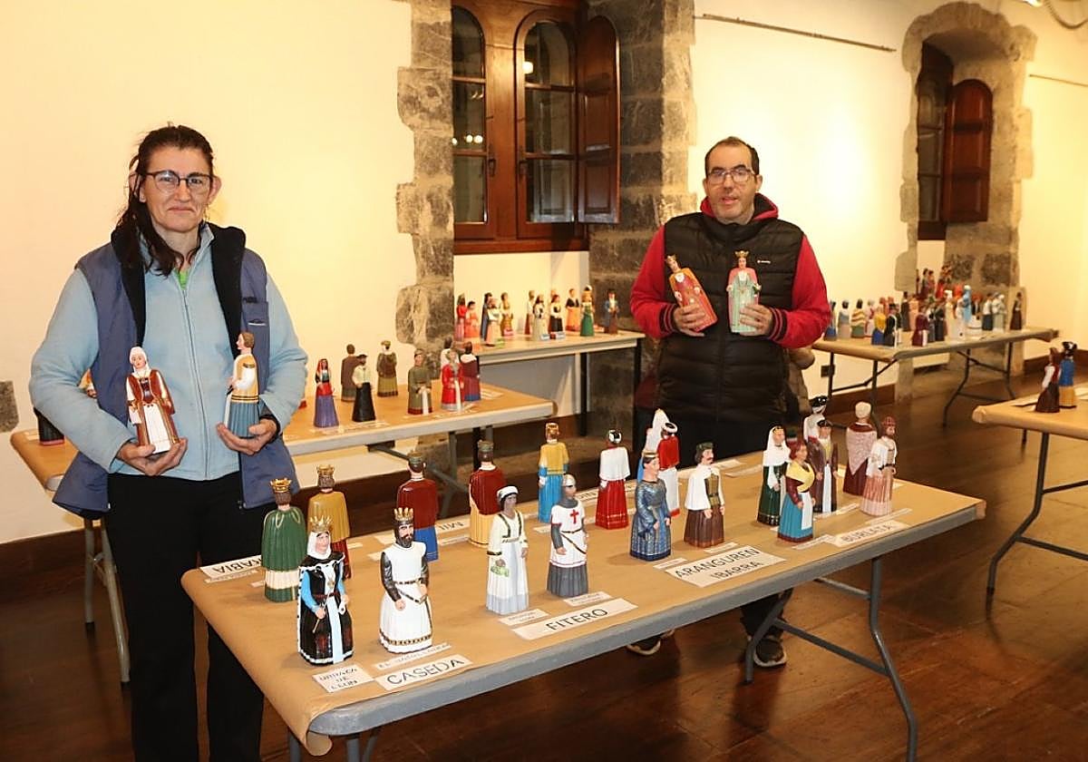 Idoia Alonso y Gorka Ortega con sus gigantes, en Elgoibar.