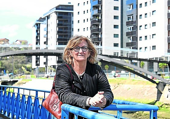 Isabel Albisu, de la inmobiliaria Aterpe de Errenteria, ante las obras del nuevo barrio de Altzate que se levanta en la localidad.
