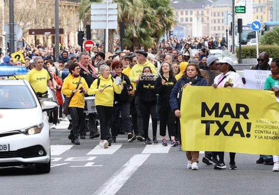 La marcha contra el racismo y la xenofobia ha estado encabezada por una batukada.