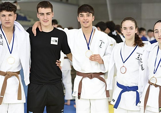 Judokas cadetes urnietarras con las medallas obtenidas en el pasado campeonato de Gipuzkoa.