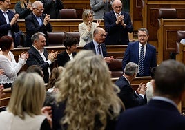 Los diputados aplauden en pie a Aitor Esteban tras su intervención en el Congreso.
