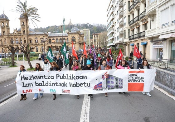 Miles de profesores de la enseñanza pública salen a la calle en Donostia para reclamar «una educación pública de calidad»