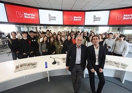 Martin Baron junto al director de DV David Taberna y los alumnos de Deusto que han asistido a la charla.