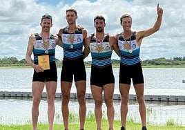 Leandro Salvagno, ezkerretik hasita lehena, plaka eskuetan duela.