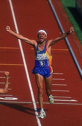Diego García alza los brazos en el maratón de Helsinki 1994 que ganó Martín Fiz.