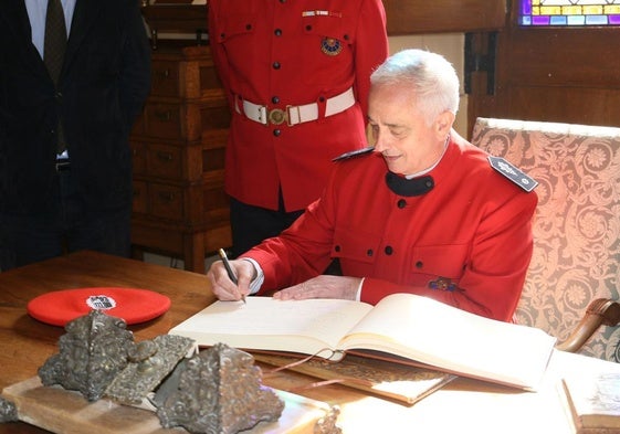 Jokin Alfageme ha sido homenajeado en Gernika y ha firmado en el libro de honor de las Juntas Generales de Bizkaia