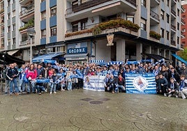 Quedada. Peñas de la Real llegadas desde Vinarós, Guadalajara, Palencia y Tudela posan en el bar Maite de Amara.