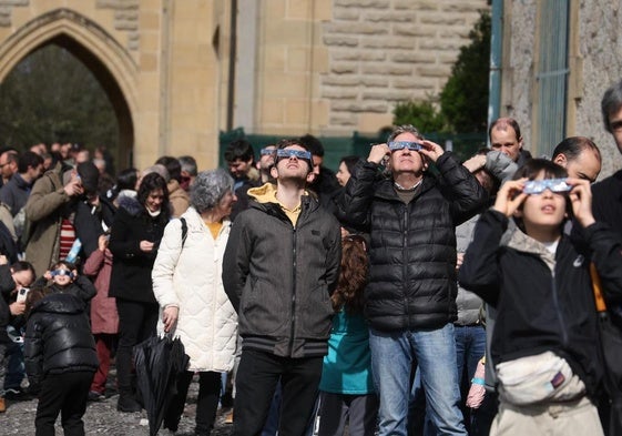 Una imagen de los asistentes al evento de Aranzadi contemplan el eclipse en el alto de Zorroaga.