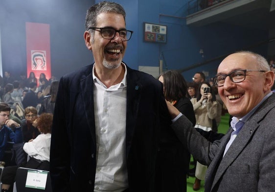 El alcalde de Donostia, Eneko Goia, se saluda con el diputado general de Álava, Ramiro González, en el Atano III.