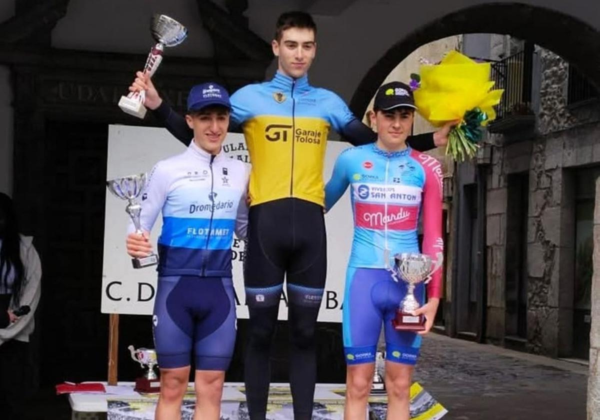 El ciclista Eñaut Urcaregui gana la clasificación general y de la montaña del XLIX Premio Amaikak Bat de categoría júnior