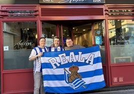 Aficionados de la Real Sociedad en el bar Anter ubicado en Chamberí.