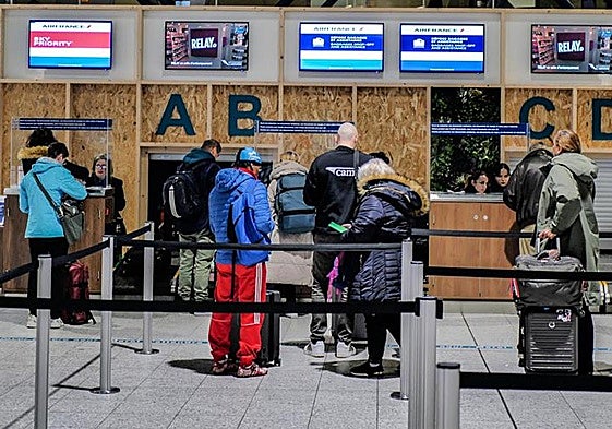 Pasajeros, en la parada de autobuses que da servicio al aeropuerto de Biarritz.