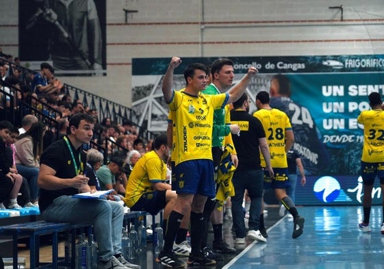 El Bidasoa celebra un gol en Cangas.